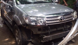 Người dân chặn xe, đập vỡ kính ô tô vì nghi bắt cóc trẻ con